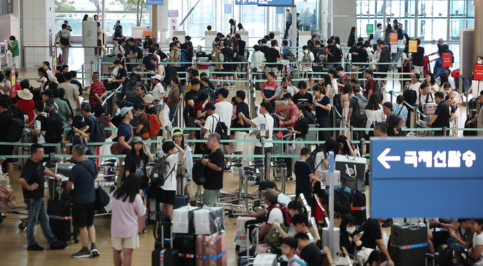 여름 휴가철 시작, 인천공항 하루 12만5천명 출국 ‘역대급 혼잡’