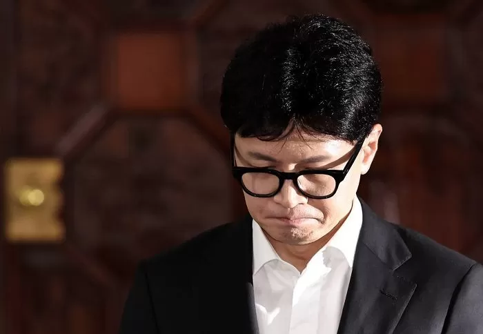 한동훈 국민의힘 대표가 14일 오후 서울 여의도 국회에서 윤석열 대통령에 대한 탄핵소추안 가결 관련 입장을 밝히기 전 생각에 잠겨 있다 / 뉴스1