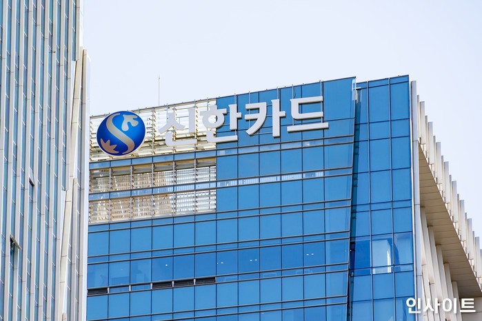 신한카드가 신세계와 손잡고 출시한 ‘역대급’ 혜택의 카드