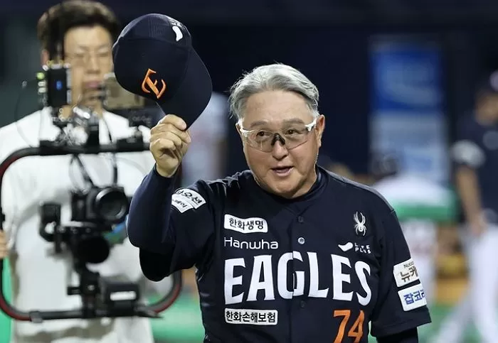 한화 김경문 감독이 22일 서울 송파구 잠실야구장에서 열린 프로야구 '2025 신한 SOL뱅크 KBO 리그' 한화 이글스와 두산 베어스의 경기에서 2-1로 승리를 거두며 10연승을 달성한 후 관중석을 향해 인사하고 있다. 2025.7.22/뉴스1