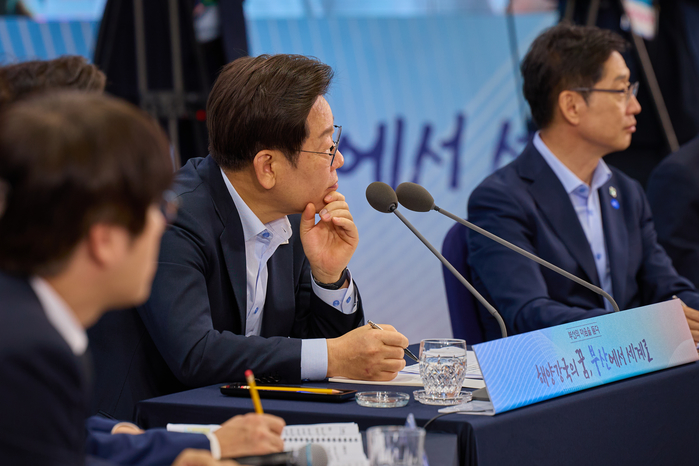 origin_경청하는이재명대통령.jpg