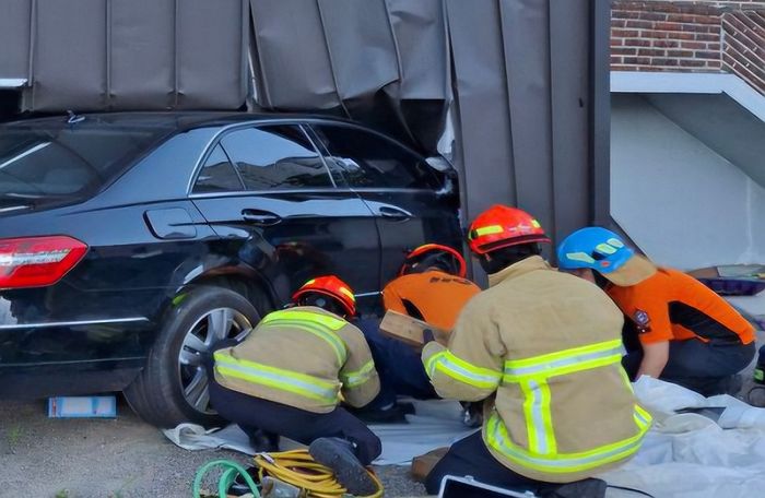 양평서 단독주택으로 돌진한 80대 여성 운전자... 마당에 있던 10대 사망