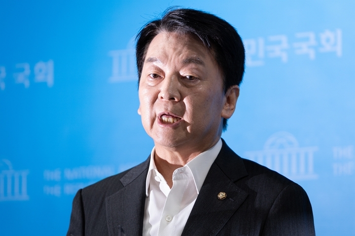 origin_취재진질문답하는안철수.jpg