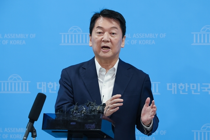 origin_답변하는안철수의원.jpg