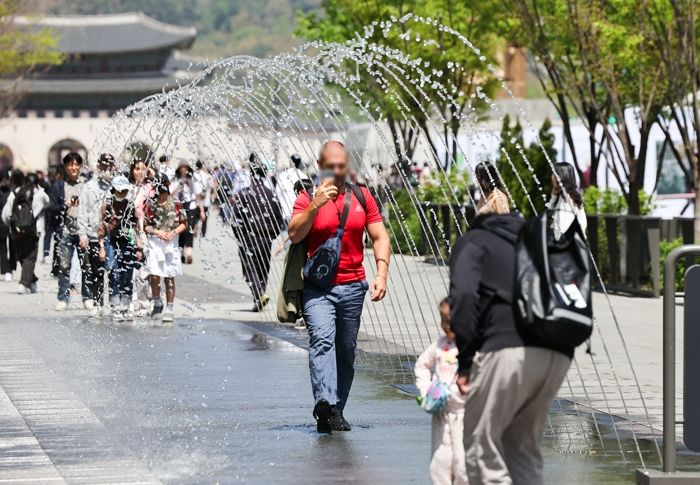 국내 체류 외국인, 대한민국 역사상 최다... 다만 3명 중 1명은