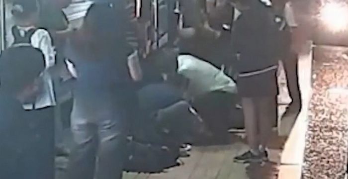 늦은 밤, 버스정류장서 의식잃고 쓰러진 할아버지... ‘이 사람’ 덕분에 목숨 구했다