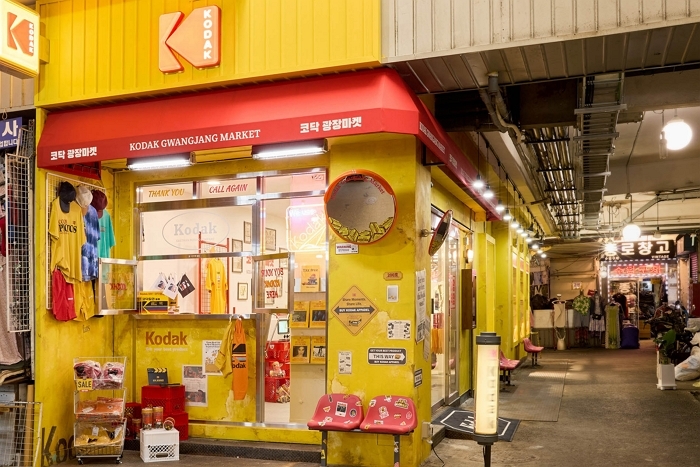 전통시장 한복판에 코닥이?... 광장시장에 감성 충만 뉴트로 스토어 오픈
