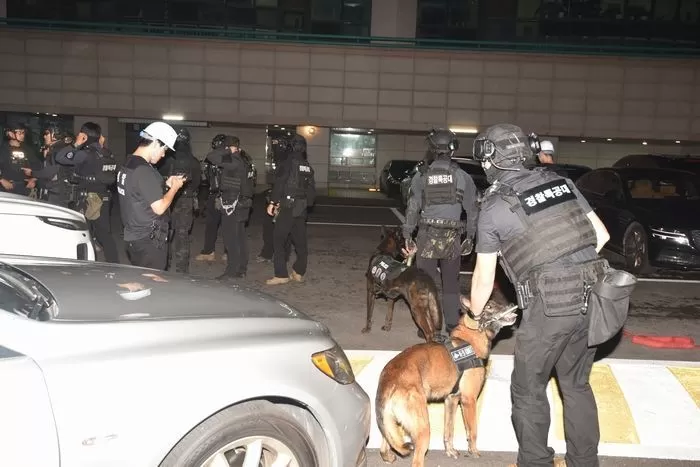 지난 21일 경찰 관계자들이 송도 총격 피의자 A 씨(63)의 서울 도봉구 쌍문동 주택에 진입하고 있다. 2025.7.23 / 뉴스1(서울소방재난본부 제공)