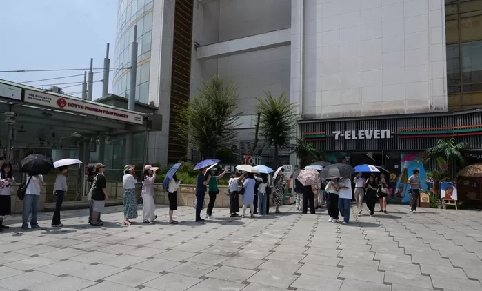 “폭염 속에서도 하정우 와인 사러 오픈런”... ‘프리미엄 와인 맛집’ 된 세븐일레븐