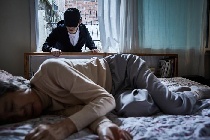 현금 인출해간 80대 노인 집 찾아가 ‘강도질’한 30대 은행직원