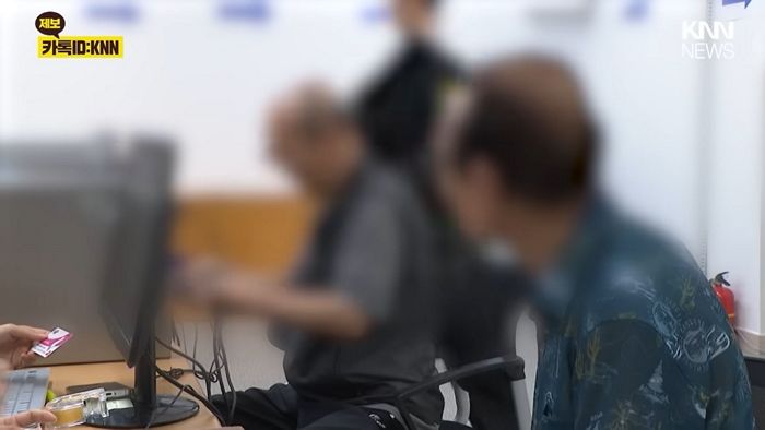 “기초생활수급자 나오세요”... ‘소비쿠폰’ 받으러 온 수급자에 공무원이 보인 반응