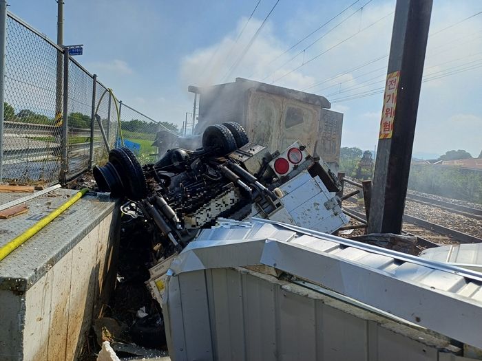 논산서 철길 건너던 ‘청소차량’ 열차에 치여... 운전자 꺼낸 뒤 안내하던 60대 신호수 사망