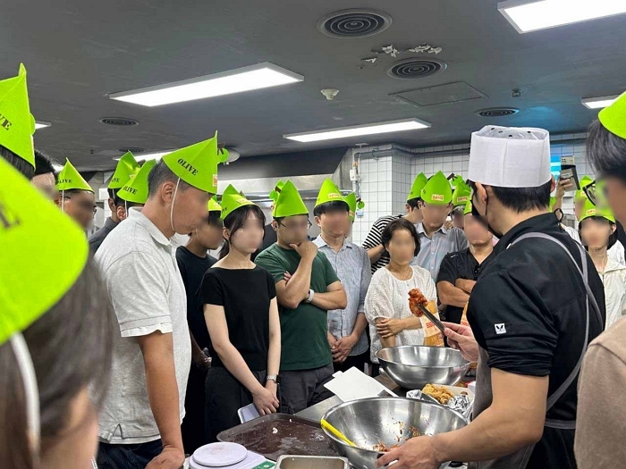 [사진2] BBQ치킨_BBQ가 경기도 이천에 위치한 치킨대학에서 군간부 제대 예정 군인 및 가족 30여 명을 초청해 창업설명회 및 실습~.jpg