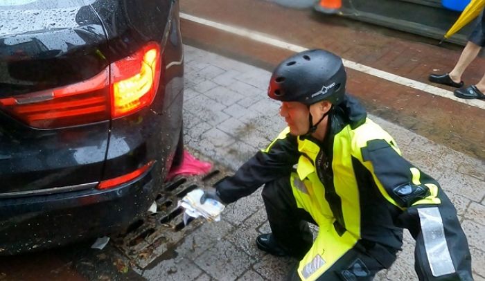폭우에 떠다니던 543만원... 드라이기로 ‘뽀송’하게 말려 주인에게 전달한 경찰