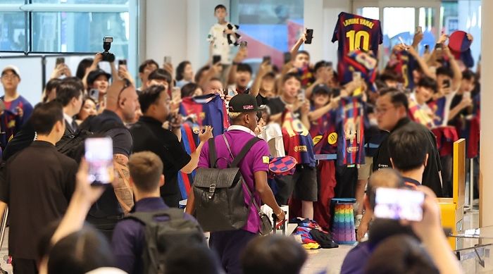 FC바르셀로나, 한국 도착... 야말·레반도프스키 뜨자 들썩인 인천공항