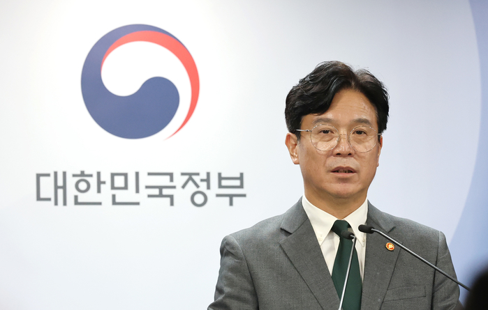 origin_노동관계조정법관련브리핑하는김영훈장관.jpg