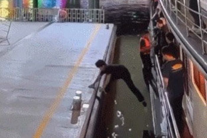 배 멈추기 전 ‘무모한 점프’로 뛰어내리다 ‘풍덩’ 빠진 한국인 관광객... “태국서 나라 망신”