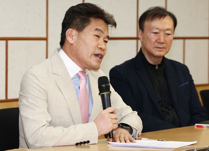 당 대표 후보 검증 위해 직접 ‘질의서’ 보낸다는 전한길... 김문수·장동혁 “당연히 응할 것”