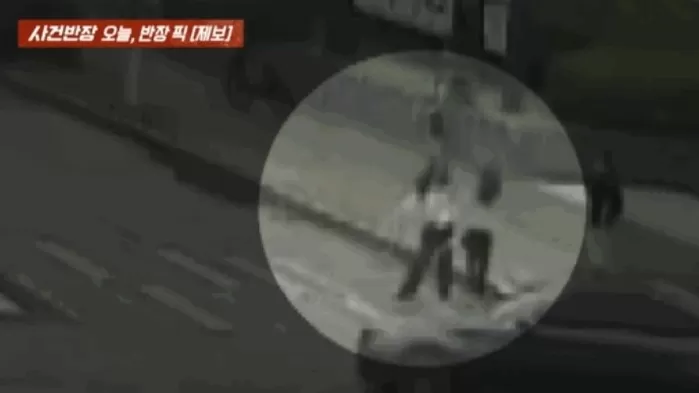 횡단보도 대기 중 모르는 여성으로부터 폭행 피해를 봤다는 제보자 사연이 전해졌다. /사진=JTBC 사건반장 캡처