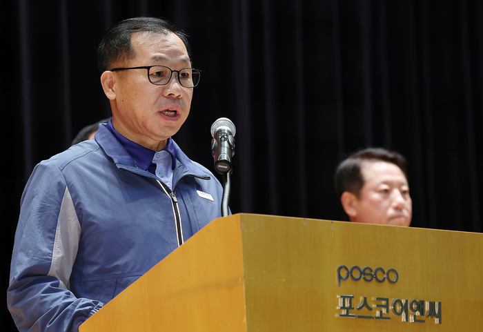 정희민 포스코이앤씨 대표이사가 29일 오후 인천 연수구 포스코이앤씨 송도사옥에서 고속국도 공사 현장 사망사고와 관련해 사과문을 발표하고 있다. 2025.7.29/뉴스1