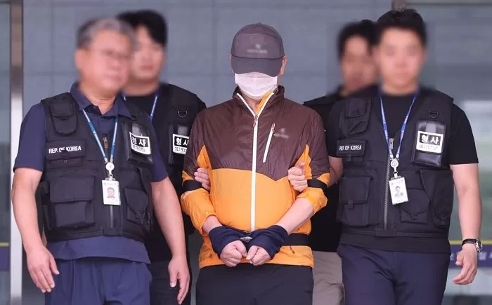 사제 총기 살해 사건 피의자 A 씨(62·남)가 30일 오전 인천논현경찰서에서 검찰로 송치되고 있다. A씨는 지난 20일 오후 9시 31분께 인천시 연수구 송도 아파트에서 사제 총기로 산탄을 발사해 아들 B씨를 살해한 혐의를 받고 있다. 2025.7.30/뉴스1
