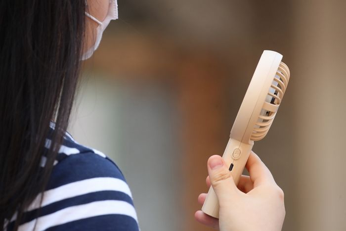 더위 식히려 들고 다녔는데... “35도 이상에 선풍기 쓰면 큰일 나”