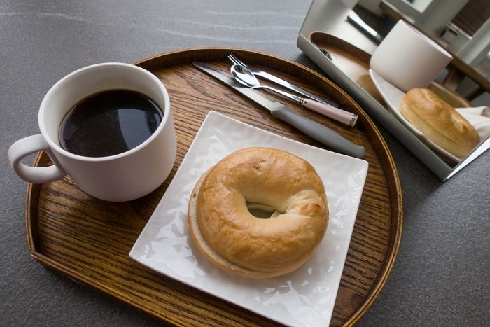 “베이글 딱딱하다”며 빵 집어던진 남성... ‘갑질’에 모멸감 느꼈다는 카페 점장의 하소연