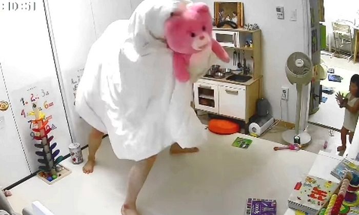 국악 좋아하는 18개월 딸을 위해 엄마·아빠가 이불 뒤집어쓰고 열연한 ‘특별 공연’ (영상)