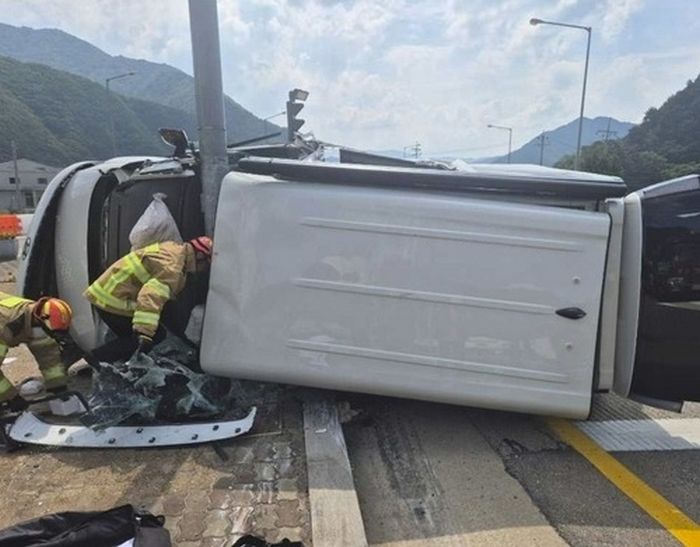 휴가 마치고 돌아가다 신호등 들이받은 차량... 40대 가장 숨지고 10대 자녀 3명 중상