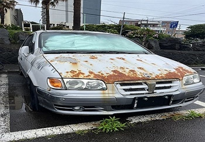 “여기서 기다려”라는 여친의 말에... 10년 넘게 폐차에서 홀로 산 50대 남성