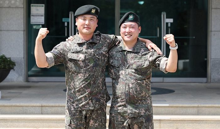 물 속에서 의식 잃은 ‘4남매 엄마’... 수영장 놀러온 부사관 2명이 목숨 구했다