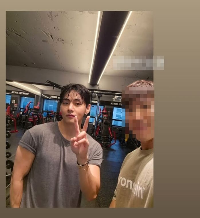 또 ‘벌크업’한 BTS 뷔, 근육 인증샷 화제... “티셔츠 찢어질 듯”