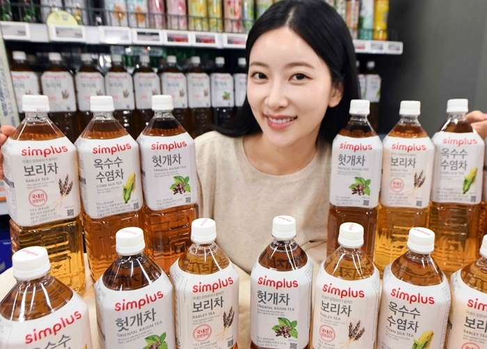 [이미지] 천 원에 대용량·건강함까지…홈플러스, 1.5L ‘심플러스 1000원 차음료’ 3종 선봬(1).JPG