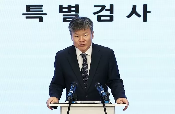 윤석열 전 대통령 부인 김건희 여사와 관련한 각종 의혹 사건을 수사하는 민중기 특별검사팀 문홍주 특검보가 지난 9일 오후 서울 종로구 KT광화문빌딩에서 정례 브리핑을 하고 있다. 2025.7.9 / 뉴스1