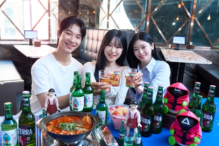 [하이트진로 사진자료] 방학 시즌을 맞은 대학생들이 ‘테라·참이슬 오징어 게임 에디션’ 제품과 굿즈를 함께 즐기고 있다(1).jpg