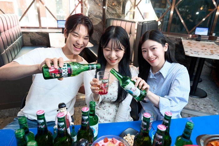 [하이트진로 사진자료] 방학 시즌을 맞은 대학생들이 ‘테라·참이슬 오징어 게임 에디션’ 제품과 굿즈를 함께 즐기고 있다(2).jpg