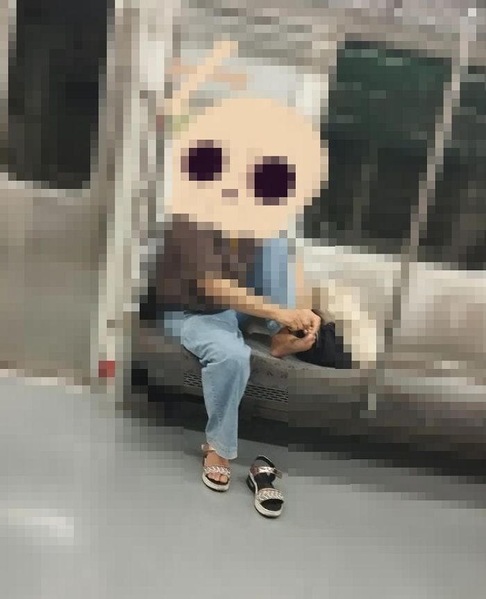 “한국에서 벌어진 일 맞아요?”... 지하철서 발톱 깎고, 그 손으로 과자 먹은 여성