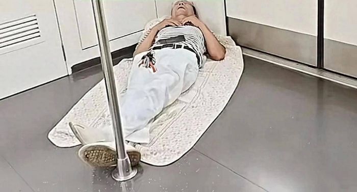 지하철서 이불까지 깔고 쿨쿨... 전기세 아끼고 싶었던 노인이 폭염을 피하는 방법 (영상)