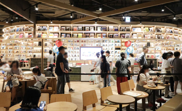 ‘스타필드 마켓’으로 탈바꿈한 이마트 동탄점... “공간 혁신 모델로 쇼핑 이상의 경험 제공”