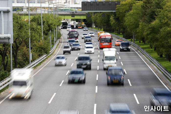 버스전용차로 ‘쌩쌩’ 달리던 카니발 잡고 보니... 안에 고작 2명 타 있었다
