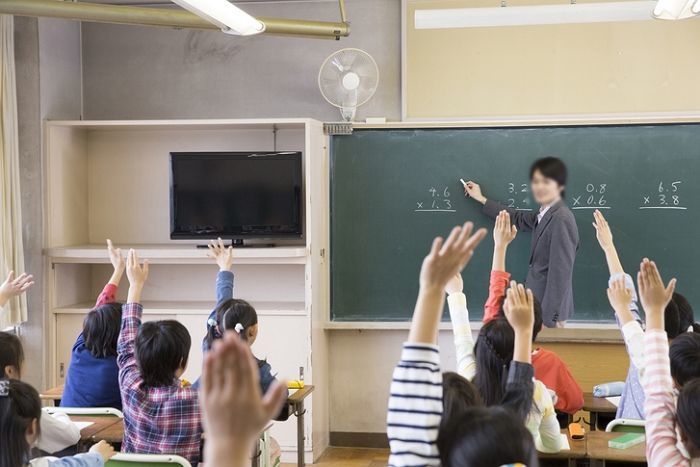 “수업 시간에 영화 틀고 아이들 방치, 주먹 쥐고 욕설도”... 초등교사 ‘아동학대’ 논란