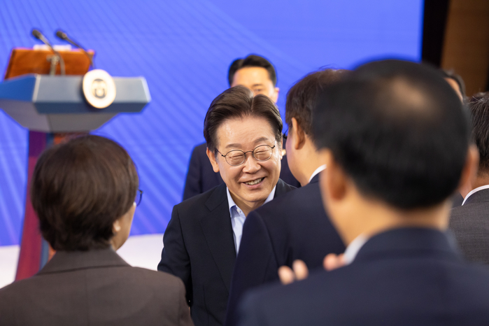 origin_인사나누는이재명대통령.jpg