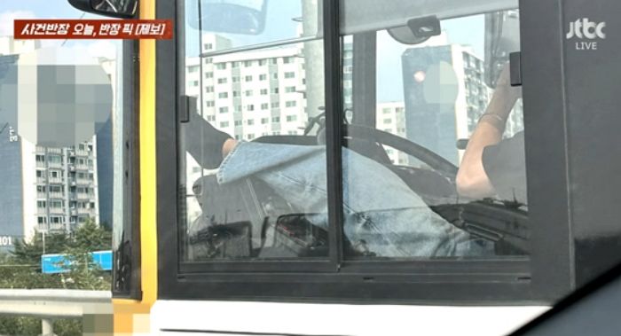유리창으로 보이는 왼발... 운전대 옆에 ‘다리’ 올린 채 고속도로 질주한 버스기사
