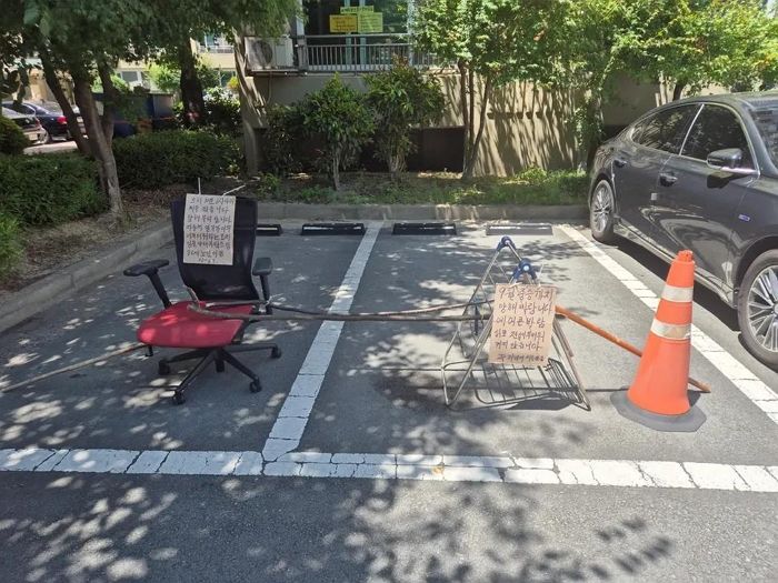 전기세 아까워 에어컨 안 킨다는 1층 주민, “자동차 열기 덥다”며 주차장 멋대로 ‘폐쇄’했다