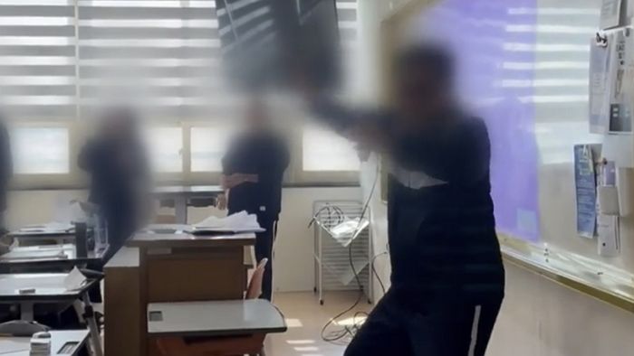 고등학교 다시 입학한 60대 남성... 한학기 만에 학교 ‘발칵’ 뒤집혔다