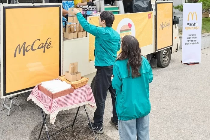 [보도사진3] 한국맥도날드는 최근 집중 호우로 큰 피해를 입은 경남 산청, 충남 예산, 경기 가평 지역의 복구 현장에 ‘행복의 버거’와 맥카페 음료트럭을 지원했다고 밝혔다.jpg