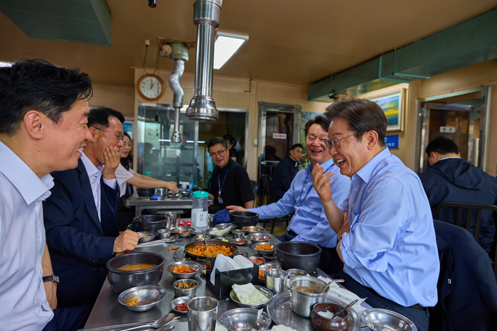 origin_참모진과점심식사하는이재명대통령.jpg