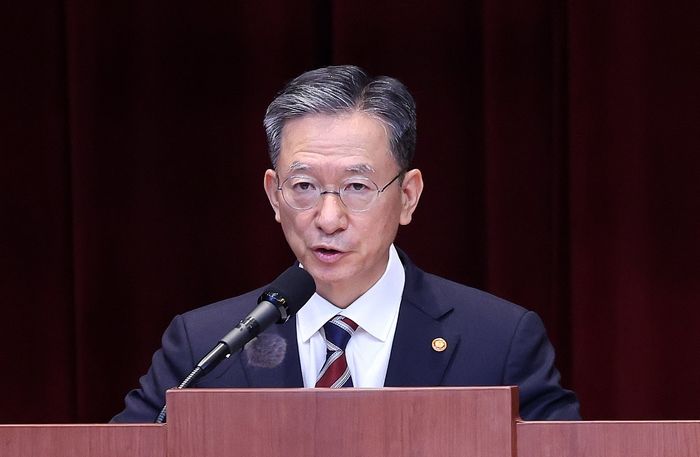 ‘속옷 차림 체포 저항’ 尹에... 정성호 법무부 장관 “조폭보다 못한 행태”일침