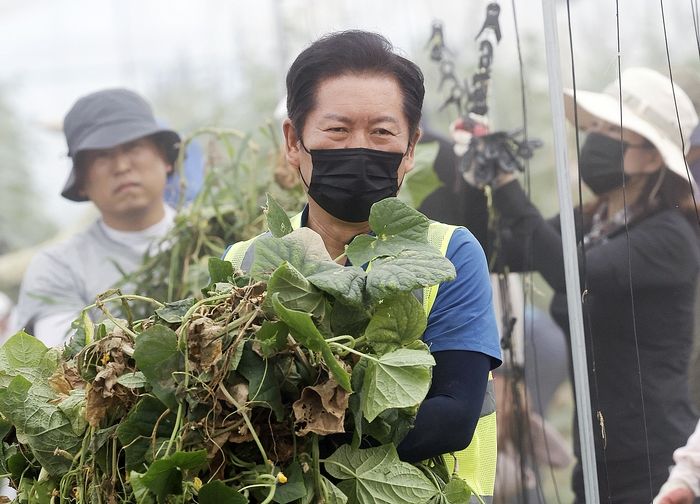 “호남에 보답하겠다”... 정청래, 당대표 취임 첫날 ‘나주 수해 현장’서 복구 작업 도와