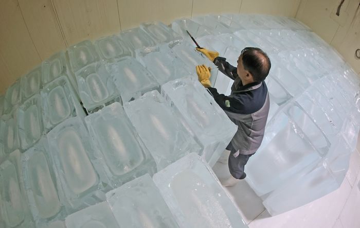 밖은 35도, 안은 영하 12도... 역대급 폭염에 24시간 풀가동 중인 ‘얼음 공장’ (영상)